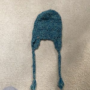 Cute, warm beanie with strings.